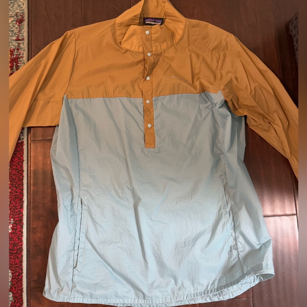Patagonia women’s light weight windbreaker size large